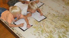 Kinder beschäftigen sich mit der großen Mercatorkarte © OBK