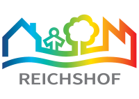 Ein Logo mit stilisierten Elementen: ein blaues Haus, eine grüne Figur, ein grüner Baum und ein rotes Fabrikgebäude, verbunden durch eine geschwungene Linie. Darunter steht 'Gemeinde Reichshof'.