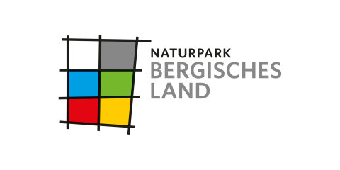 Logo des Naturparks Bergisches Land. Es zeigt ein Raster aus schwarzen Linien mit sechs farbigen Feldern (weiß, grau, blau, grün, rot, gelb) links neben dem Schriftzug 'Naturpark Bergisches Land' in Grau und Schwarz auf weißem Hintergrund.