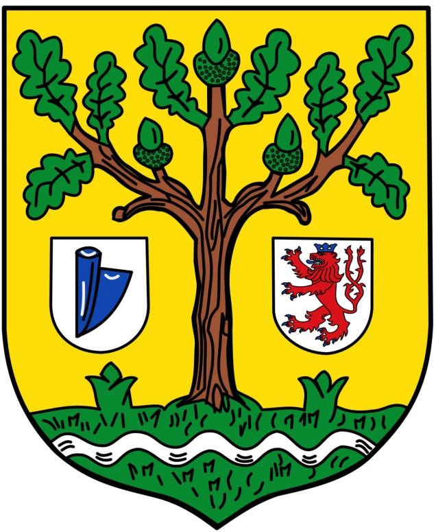 Ein Wappen mit gelbem Hintergrund zeigt eine grüne Eiche mit Eicheln in der Mitte. Links ein Schild mit blauem Symbol, rechts ein Schild mit rotem Löwen.