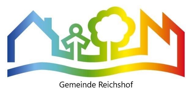 Ein Logo mit stilisierten Elementen: ein blaues Haus, eine grüne Figur, ein grüner Baum und ein rotes Fabrikgebäude, verbunden durch eine geschwungene Linie. Darunter steht 'Gemeinde Reichshof'.