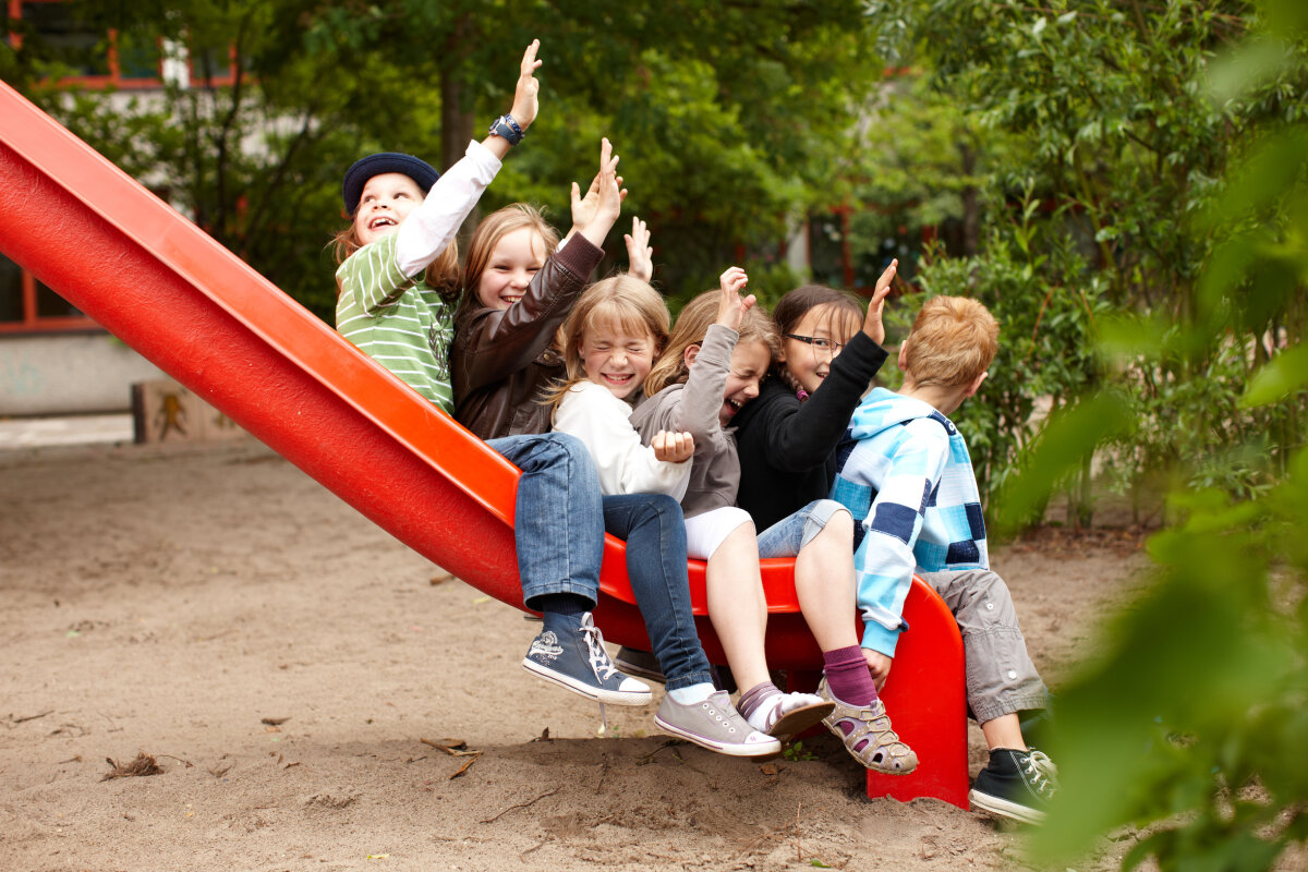 Gruppe Kinder auf der Rutsche