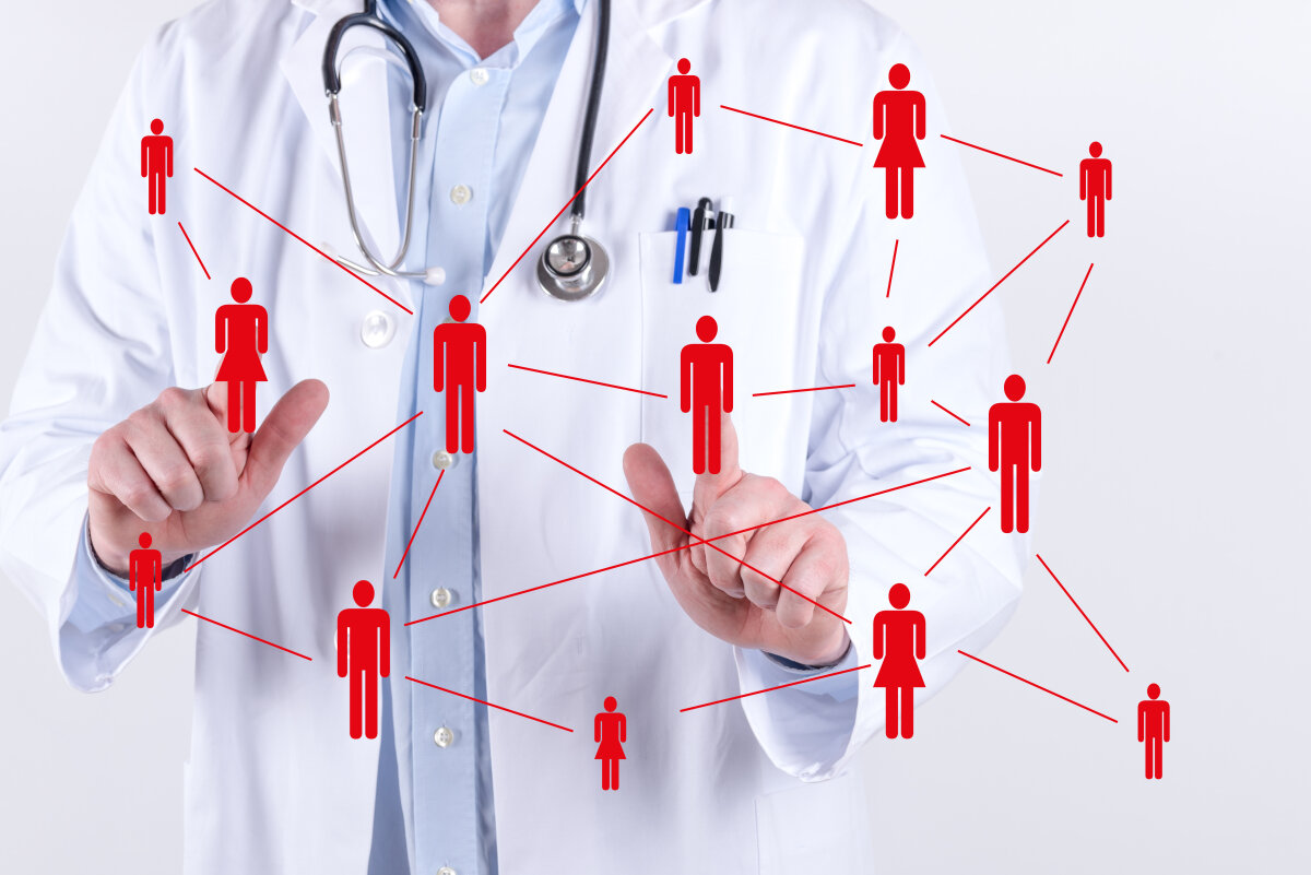 Arzt vor einer virtuellen Wand mit Patienten