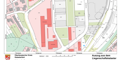 Ausschnitt einer Flurkarte im Maßstab 1:2000 mit Grundstücksgrenzen, Gebäuden, Straßen und Grünflächen.
