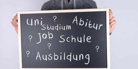 Schüler mit Schild zur Ausbildung Studium Job