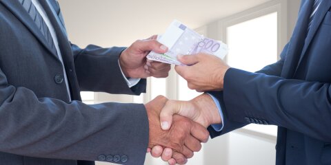 Bargeld übergeben