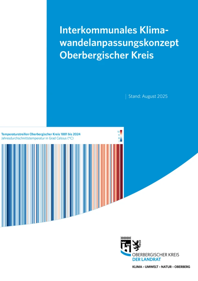 Titelseite eines Dokuments mit der Überschrift 'Interkommunales Klimawandelanpassungskonzept Oberbergischer Kreis' und dem Stand August 2025. Unten links eine Grafik mit Temperaturstreifen von 1881 bis 2024 in Blau- bis Rottönen. Unten rechts das Logo des Oberbergischen Kreises mit dem Text 'Der Landrat' und 'Klima – Umwelt – Natur – Oberberg'.