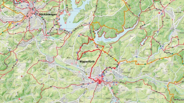 Karte mit den Städten Hückeswagen und Wipperfürth, umgeben von grünen Hügeln, Straßen, Wanderwegen und markierten Sehenswürdigkeiten sowie Seen in der Umgebung.