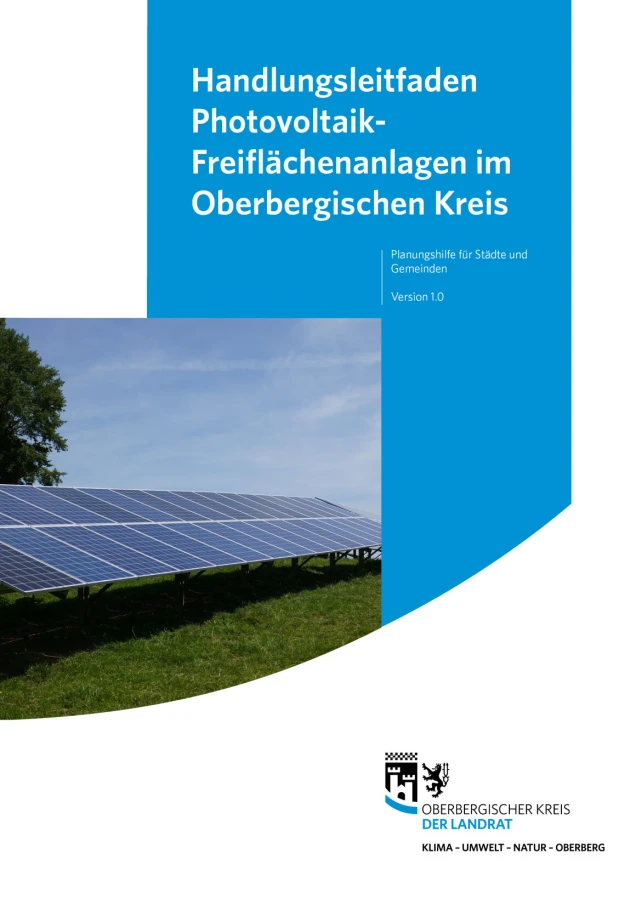 Titelseite eines Dokuments mit blauem Hintergrund und der Überschrift 'Handlungsleitfaden Photovoltaik-Freiflächenanlagen im Oberbergischen Kreis'. Darunter ein Foto von Solarpanels auf einer Wiese vor blauem Himmel. Unten rechts das Logo des Oberbergischen Kreises.