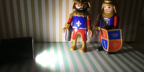 Playmobilfiguren leuchten mit Taschenlampe
