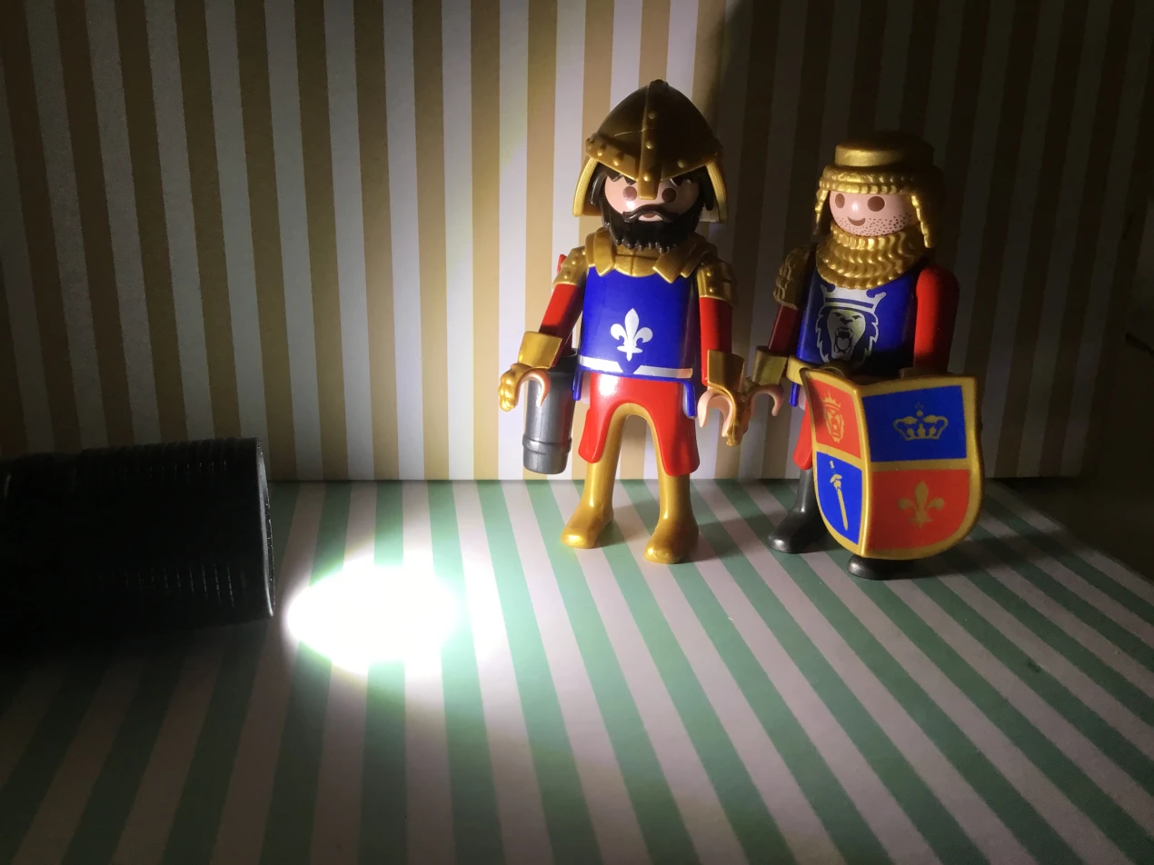 Playmobilfiguren leuchten mit Taschenlampe
