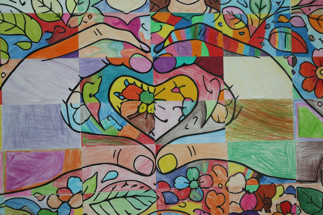 Buntes, handgezeichnetes Bild mit ineinander verschlungenen Händen, einem Herz in der Mitte und floralen sowie abstrakten Mustern in lebhaften Farben.