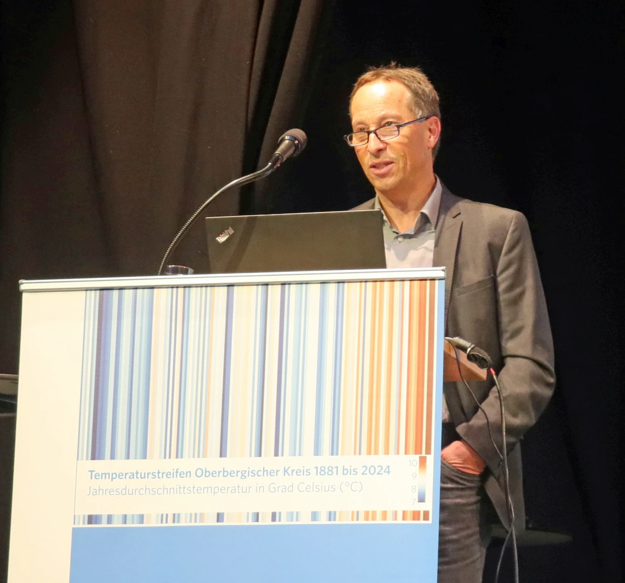 In seinem kompakten Kurzvortrag vermittelte Umweltdezernent Frank Herhaus wichtige Erkenntnisse des Klimawandelanpassungskonzepts (KWAK) für die notwendigen Anpassungen im Oberbergischen Kreis. (Foto: OBK)